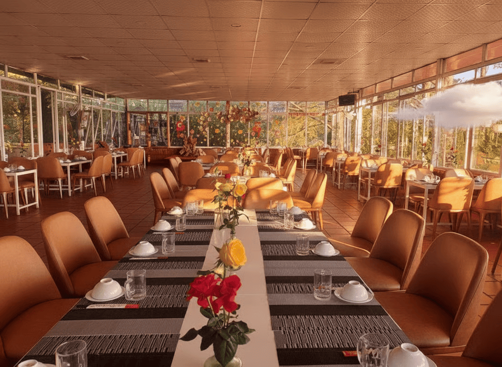 Kh&ocirc;ng gian qu&aacute;n rộng r&atilde;i tr&agrave;n ngập &aacute;nh s&aacute;ng, đủ chỗ đậu xe &ocirc; t&ocirc;